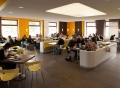 Vorschau: Blick in die moderne Cafeteria an der FH Brandenburg, die gut besucht ist 