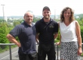 Vorschau: Die Sachbearbeiterin "Studentisches Wohnen" mit "ihren" Hausmeistern auf der Dachterrasse einer Wohnanlage.