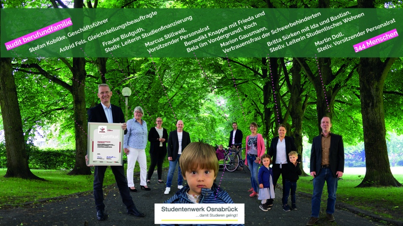 Der Geschäftsführer des Studentenwerks Osnabrück zusammen mit seinen Mitarbeiter/innen und deren Kindern präsentiert das neue Zertifikat 