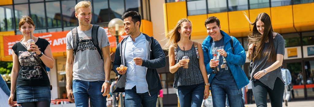 Studierende vor dem Mensagebäude Campus Nord