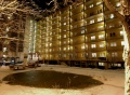 Vorschau: Mehrstöckiges Wohnhaus bei Nacht