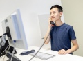 Vorschau: Ein Mitarbeiter telefoniert.