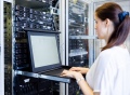 Vorschau: Mitarbeiterin nimmt Einstellungen am IT-Server vor.