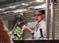 Vorschau: Eine Mitarbeiterin füllt die Salatbar auf. 