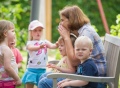 Vorschau: Kinder werden mit Freude betreut.