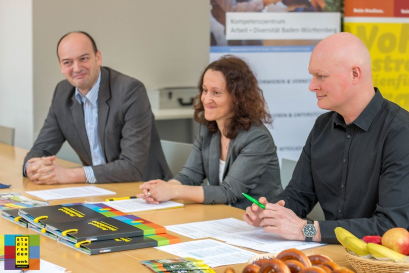 Studierendenwerk Karlsruhe - Geschäftsführer, Herr Postert und Mitarbeiter/innen bei der Vertragsunterzeichnung